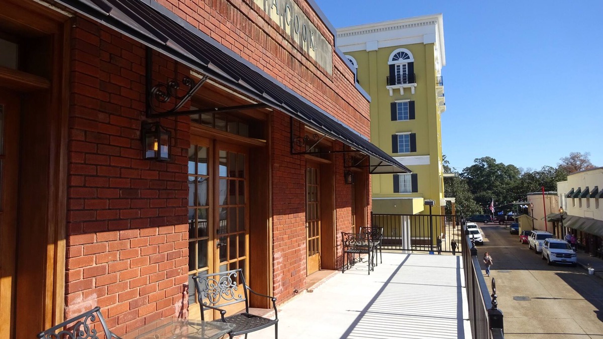 Downtown Historic Condo | Downtown Natchitoches House With Private Balconies!