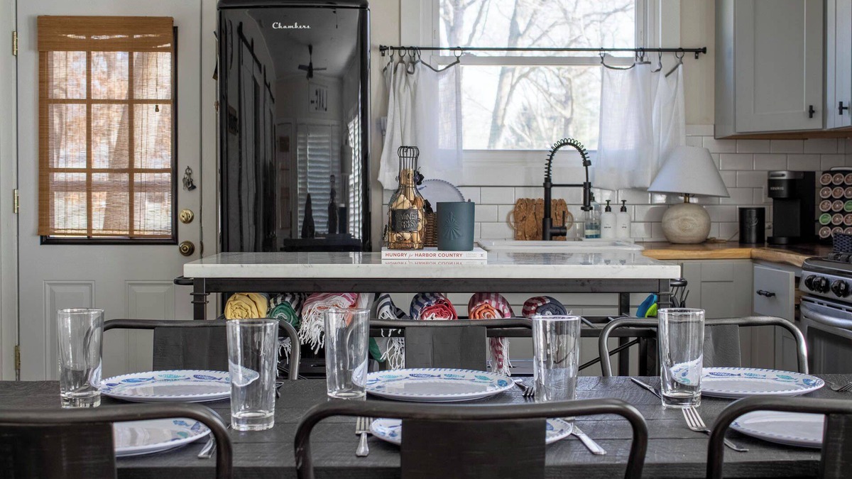 New Buffalo House | Downtown NB Cottage, Backyard, Fire Pit, walkable