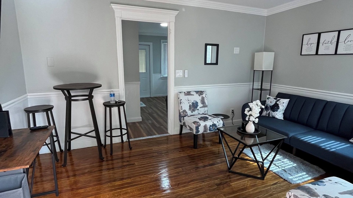 Rosewood Apartment | Downtown- Near USC, Williams Brice Stadium, Fort Jackson