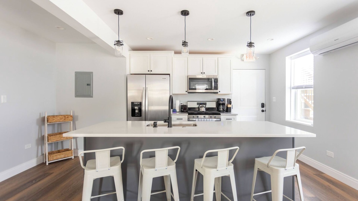 New Buffalo Condo | Downtown New Buffalo Suite 1A , Walk to Beach, King Beds