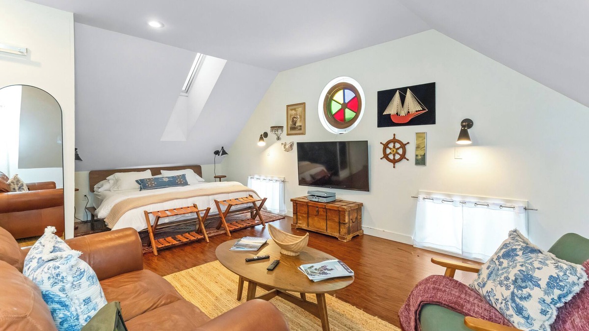 New Buffalo Apartment | Downtown New Buffalo Studio, Walk to Everything!