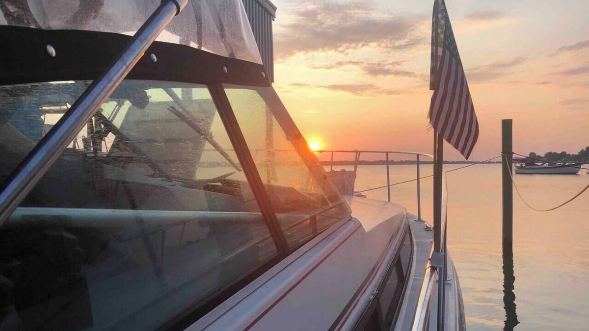 Annapolis Boat Rental | Downtown Nights on the Water - Classic Cruiser Getaway