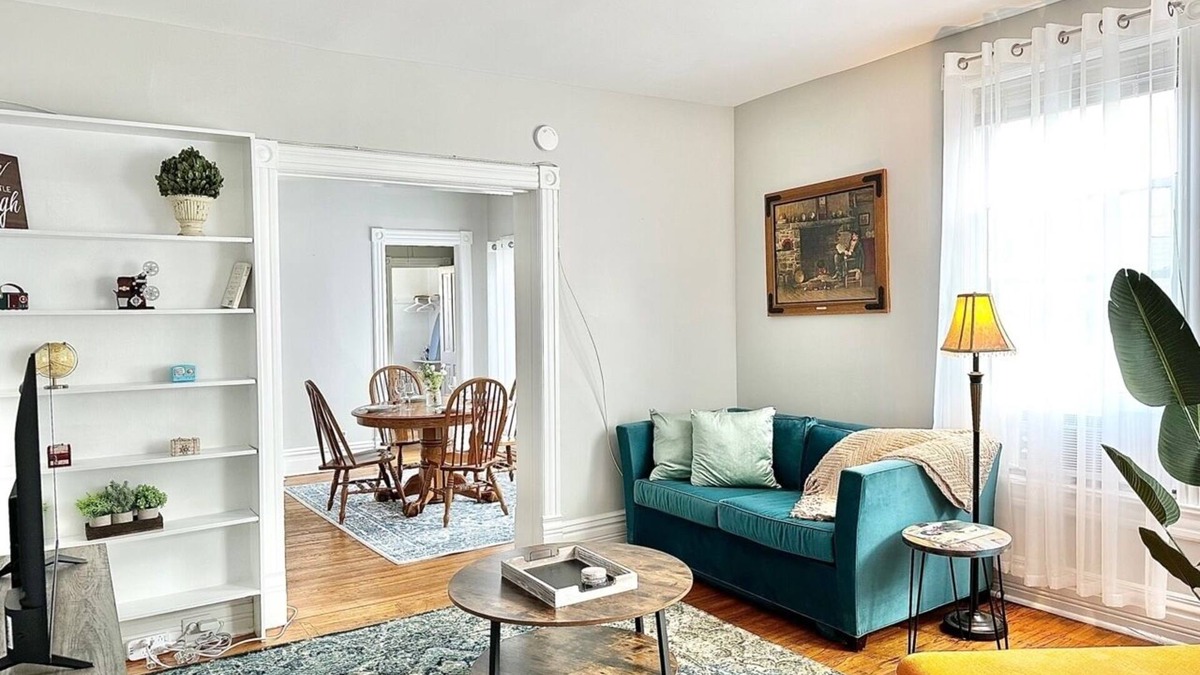 Oak Park Apartment | Downtown Oak Park/Fast WIFI/Free Parking/Victorian Home/Sleeps 6