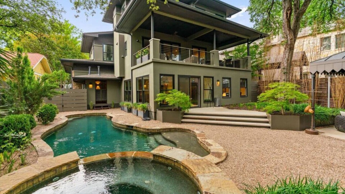 Bouldin House | Downtown Oasis : Heated Pool : Spa : Game room Sunday Ticket