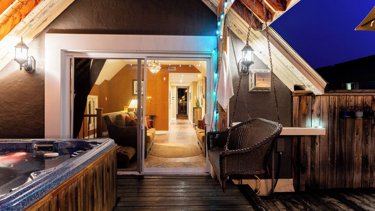 Cornwall House | Downtown Oasis: Spacious 4BR Executive Loft with Rooftop Hot Tub