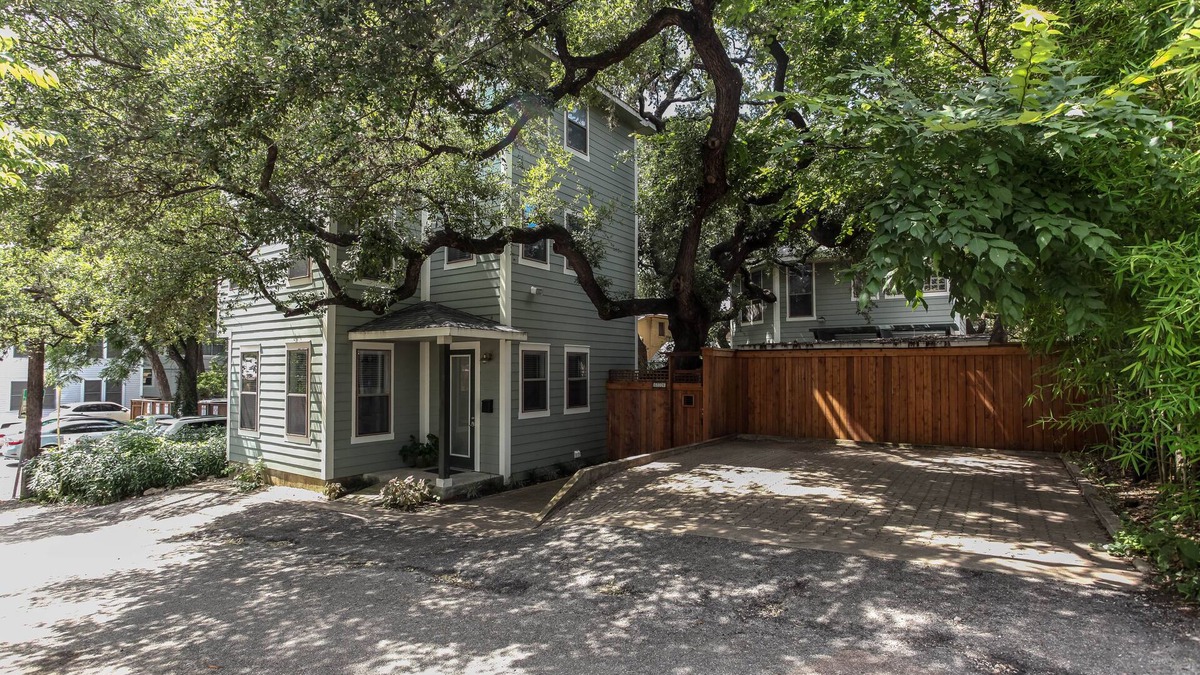 West End House | Downtown oasis, walking distance to Capitol, UT, Zilker Park, music venues