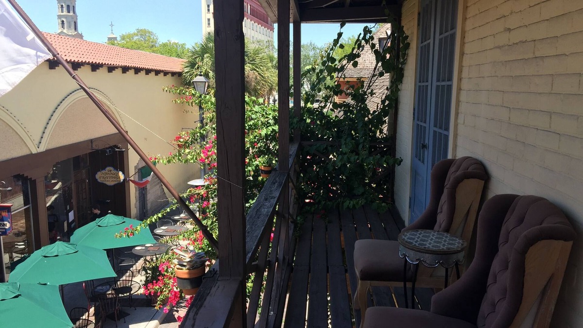 Old Town Villa | Downtown penthouse Villa Aviles with wifi