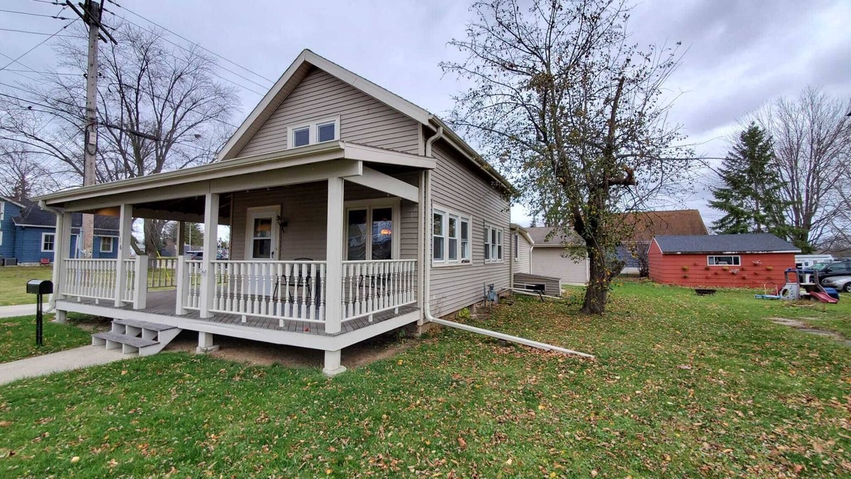 Village of Pewaukee House | Downtown Pewaukee! Close to the beach.