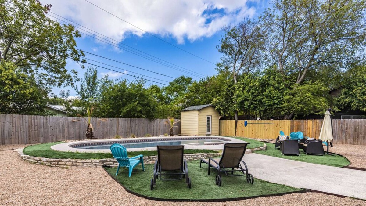 Highland House | Downtown⛪ Pool 🚣♀️Spa🍖 BBQ 👩👩👧👧4BR 🐱👓Arcade 🏓Pingpong