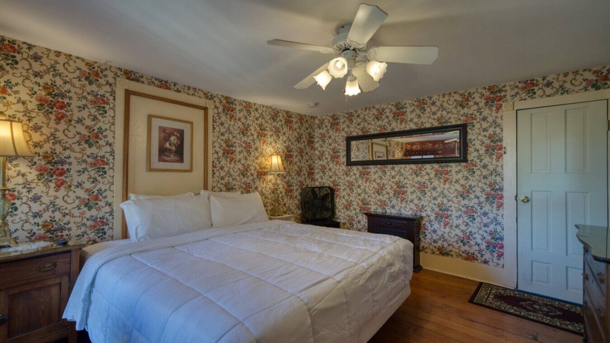 Eureka Springs Historic District Hotel | Downtown Primrose Piedmont House