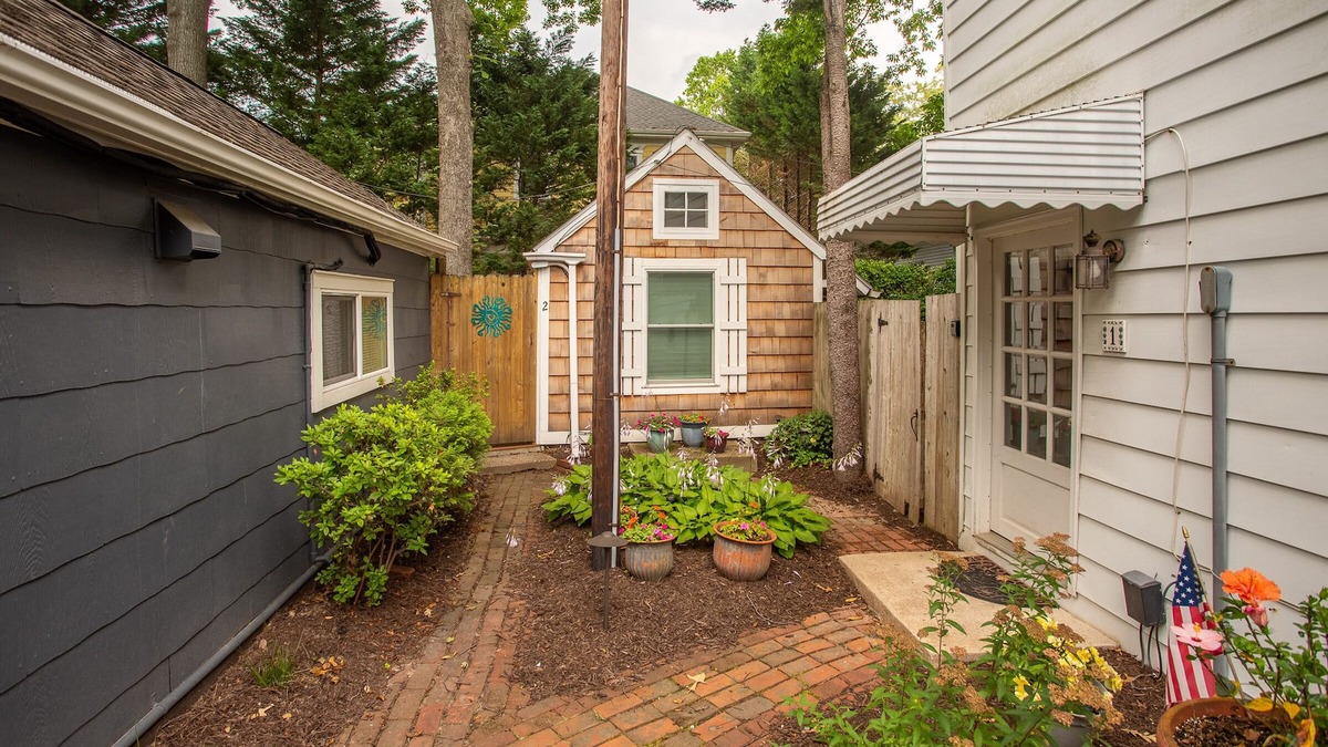 The Pines Cottage | Downtown Rehoboth Beach Efficiency Quick Walk to Beach & Downtown