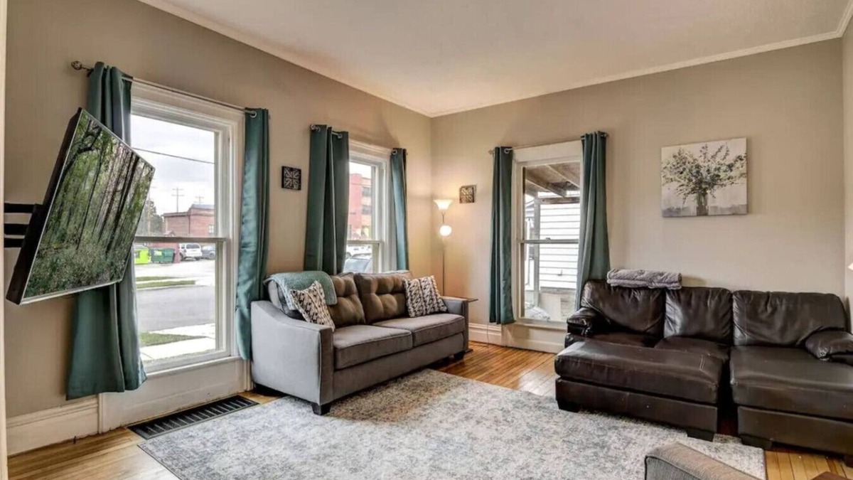 Eau Claire House | Downtown Retreat Near Mayo &UWEC