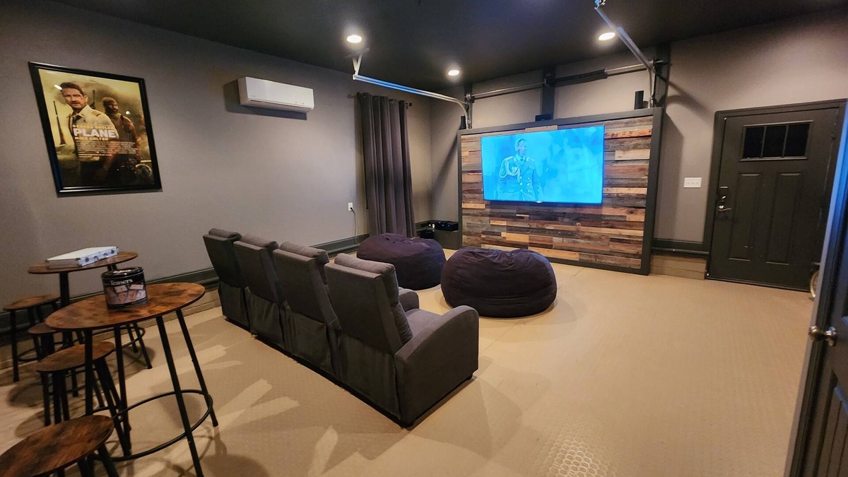 Jacksonville House | Downtown retreat + Theater Room