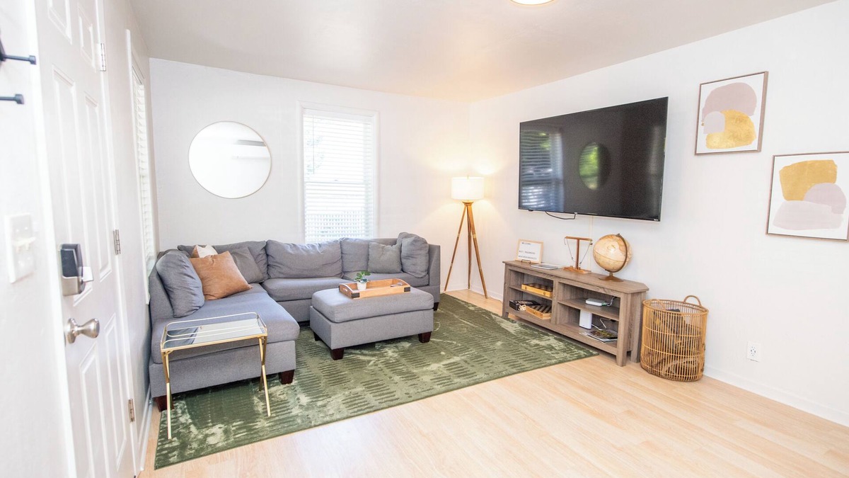 Murphy House | Downtown Rogue River, Game Room, 70" Smart TV, Two Minutes to I-5