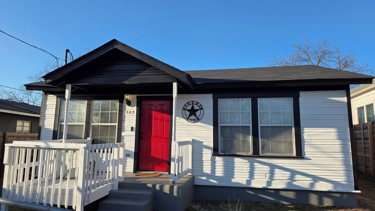 Historic Garderns House | Downtown SA Home 1 block from Alamodome, minutes from Downtown/Pearl/Southtown