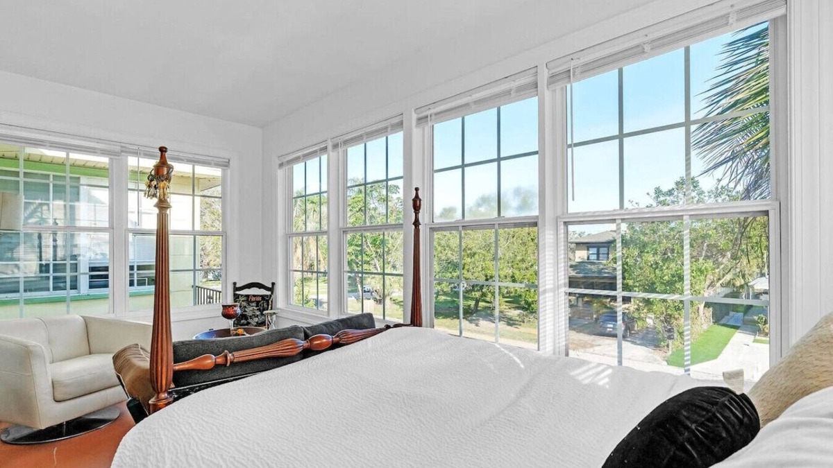 Crescent Lake House | Downtown | Safe Area | Sleeps 4