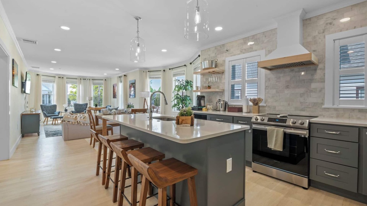 Salem Apartment | Downtown Salem Gem: 3BR, Patio & Easy Parking