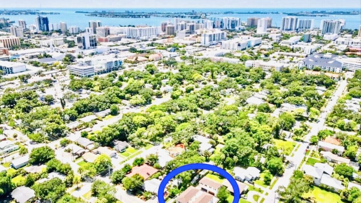 Gillespie Park House | Downtown Sarasota Compound |Pet Friendly | Extended Stays |Large Groups | Beach