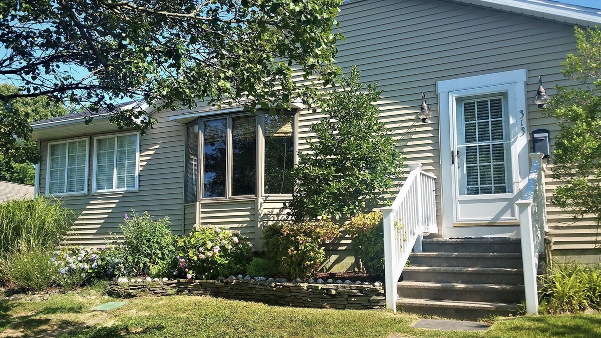 Country Club Estates House | Downtown sfh, private yard, walk to everything! Beach gear & Bikes included!