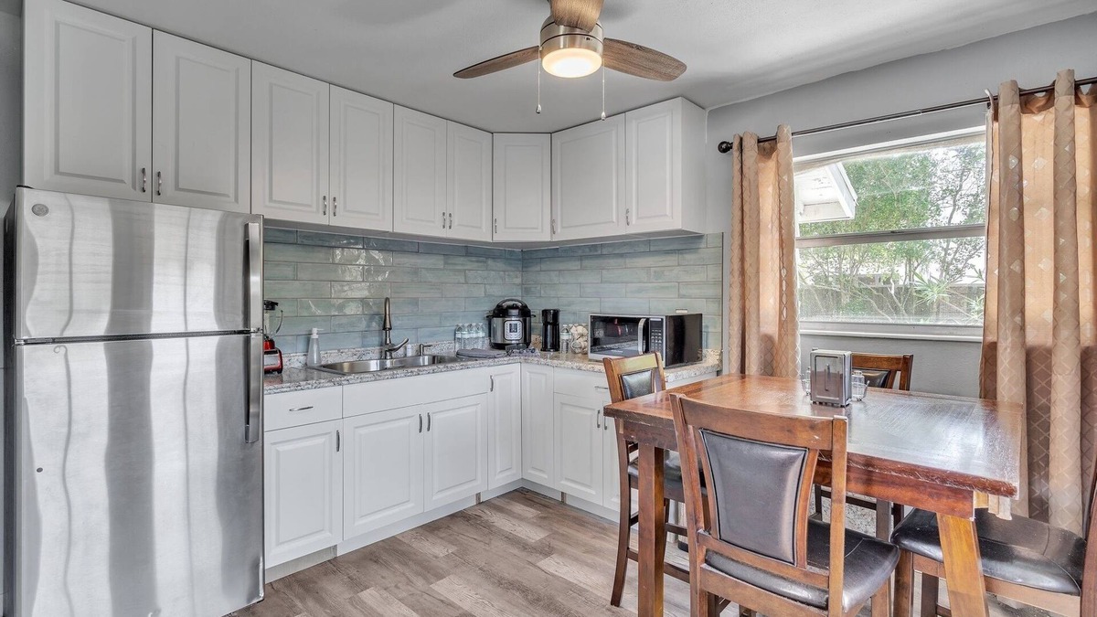 Gillespie Park House | Downtown Single Family Modern Bungalow close to beaches and dining by RedAwning