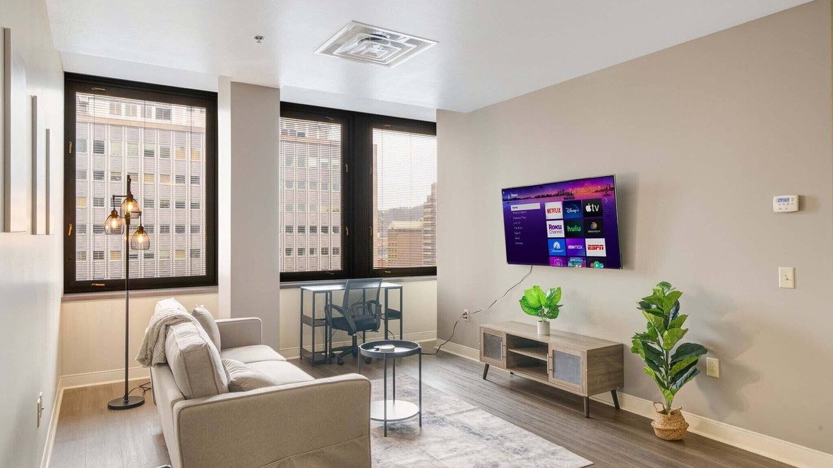 Downtown Pittsburgh Apartment | Downtown Sky High Luxury - 10TH FLOOR - PRIME LOCATION - Gym Terrace Roku