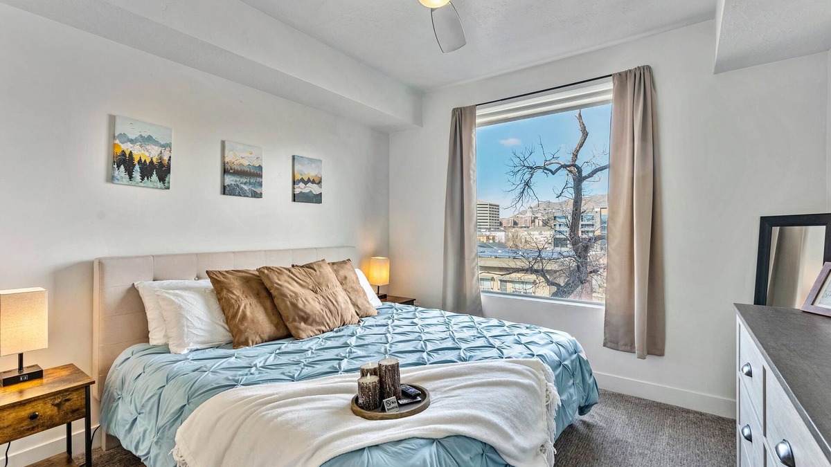 Downtown Salt Lake City Apartment | Downtown SLC, City View Apartment/hottub/Pool/Free Wifi/Workspace/garage