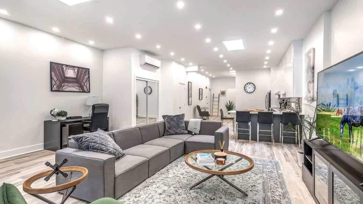 Downtown Montreal Apartment | Downtown| Spacious 5 Beds |5 min Bell Centre
