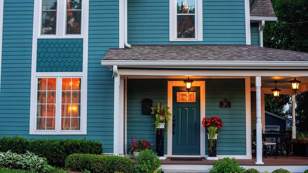 St. Charles House | Downtown St. Charles: Walk to Bars & Restaurants