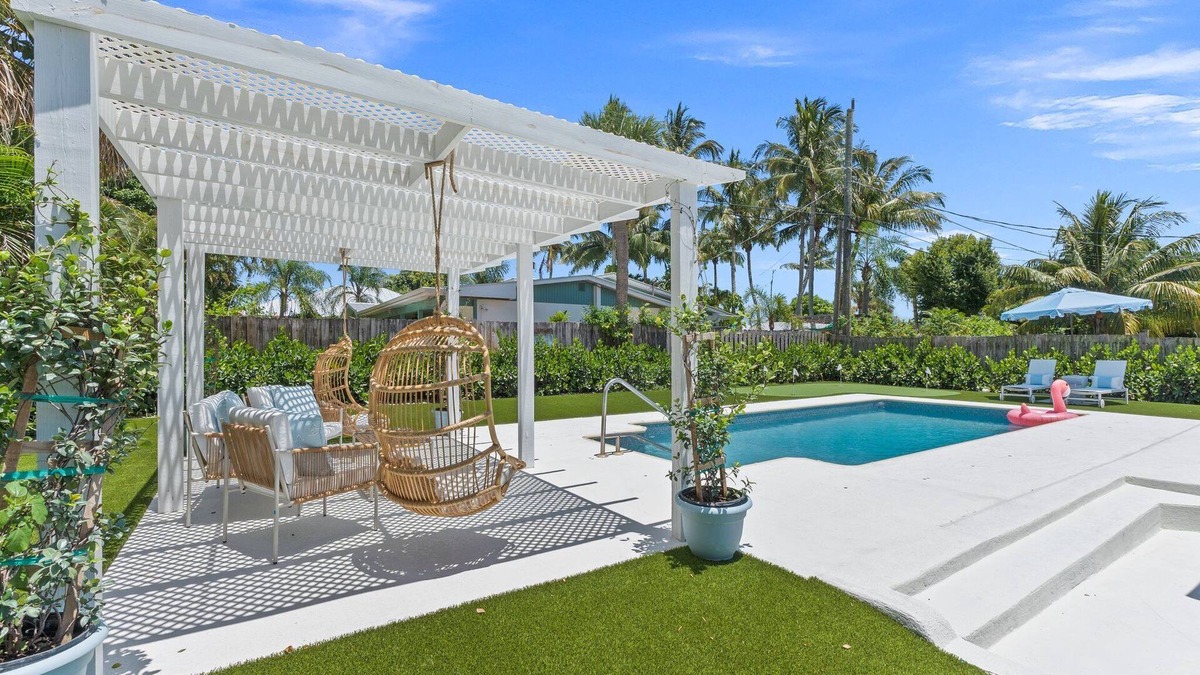 Stuart House | 🌴 Downtown Stuart’s Blue Palm Villa🌴 -3 🛌/2🛀 Pool Home w/putting green⛳️