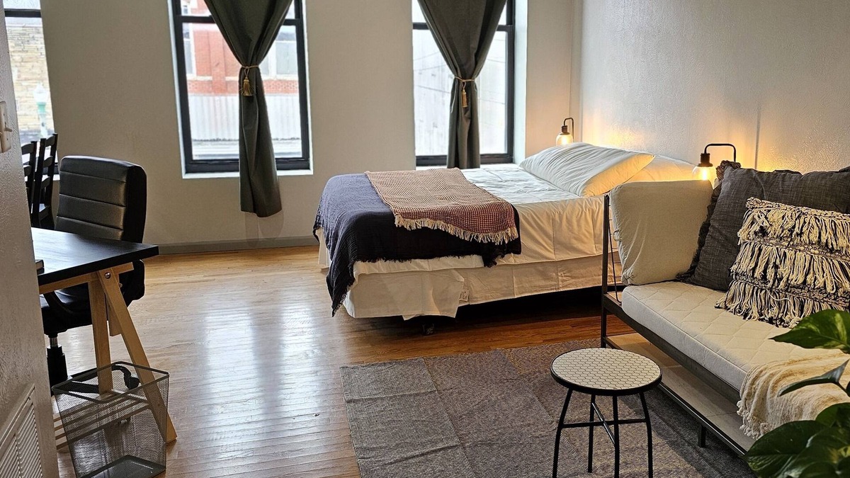 Aurora Apartment | Downtown Studio 201