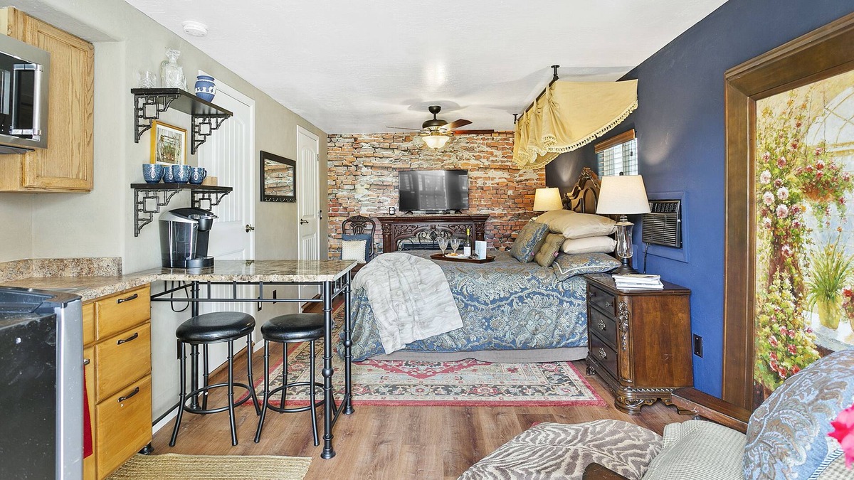 Fairview Place Cottage | 🎉Downtown Studio: Secure Parking, Privacy, Gardens. Across from Encanto Park⛳️🏀🎾👟
