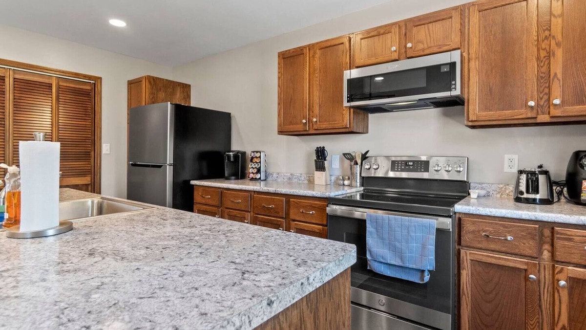 West Central Apartment | Downtown Studio w/Jacuzzi and Game Room!