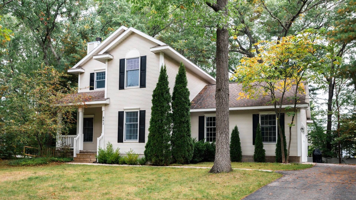 Traverse City House | ✨ Downtown TC Charmer near East Bay | Lovely Deck | Gorgeously Renovated | 5* Location!