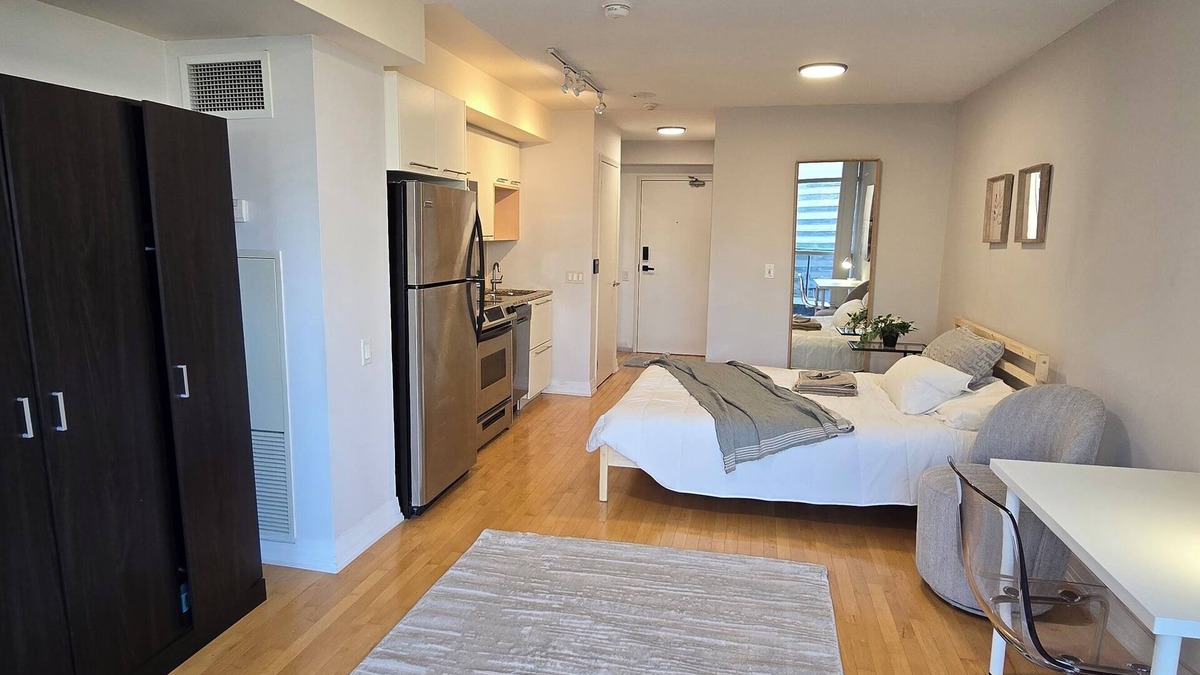 Church and Wellesley Condo | Downtown Toronto Condo | WiFi, Gym & Pool – Steps to Subway & Eaton Centre