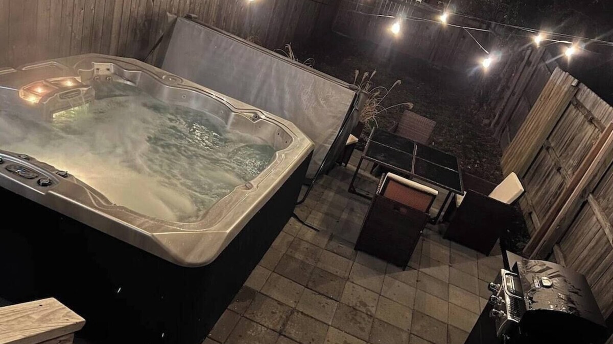Columbus House | Downtown Townhome with Private Hot Tub!