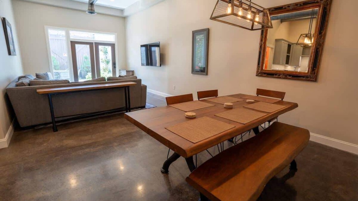 Roanoke Apartment | Downtown Urban Retreat~ 6 Beds ~Perfect for Groups
