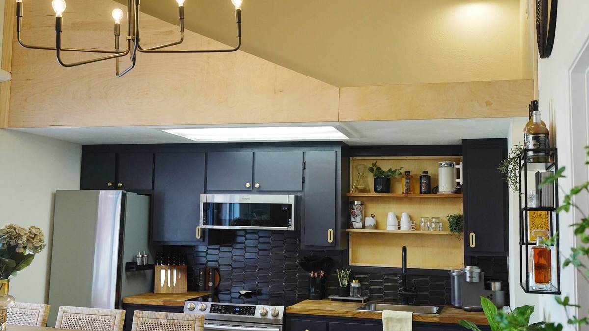 Vacaville House | Downtown Vaulted Luxe Haus-near Napa. Walk Downtown. Pet-Friendly!