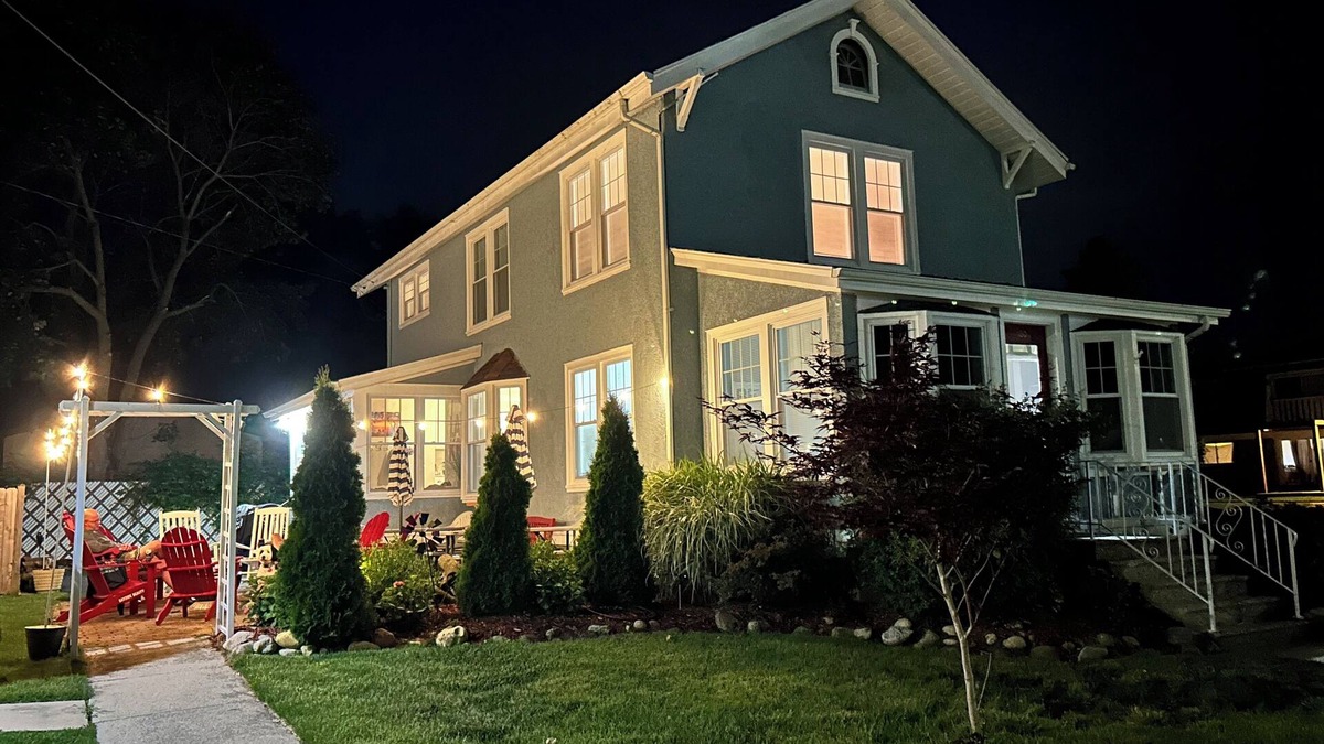 Williams Bay House | Downtown Williams Bay. Full house walk to restaurants, ice cream, bars & coffee