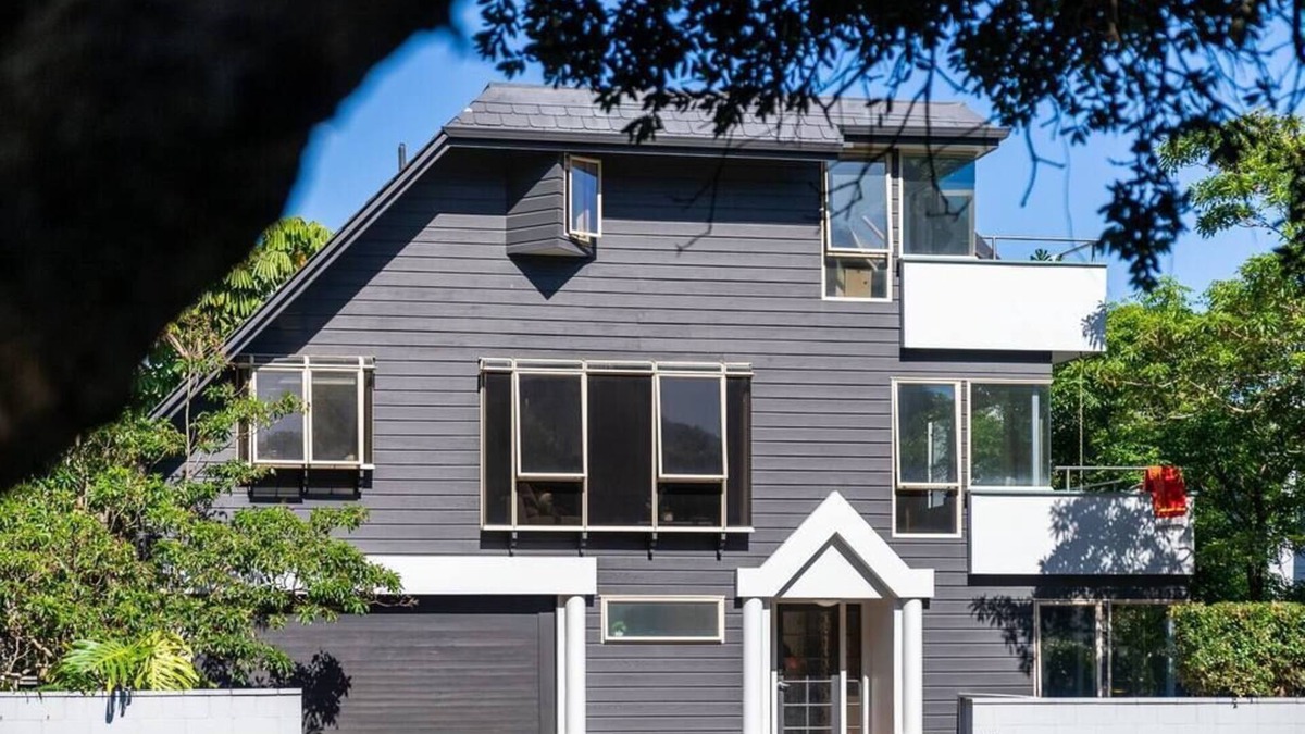 Mount Maunganui House | Downtown with Mt Drury Views