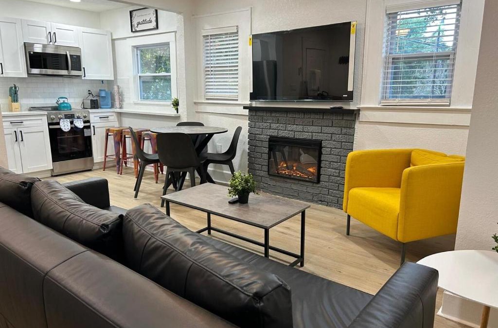 Historic Uptown Apartment | Downtown Zen 2-Bedrooms Private Bungalow