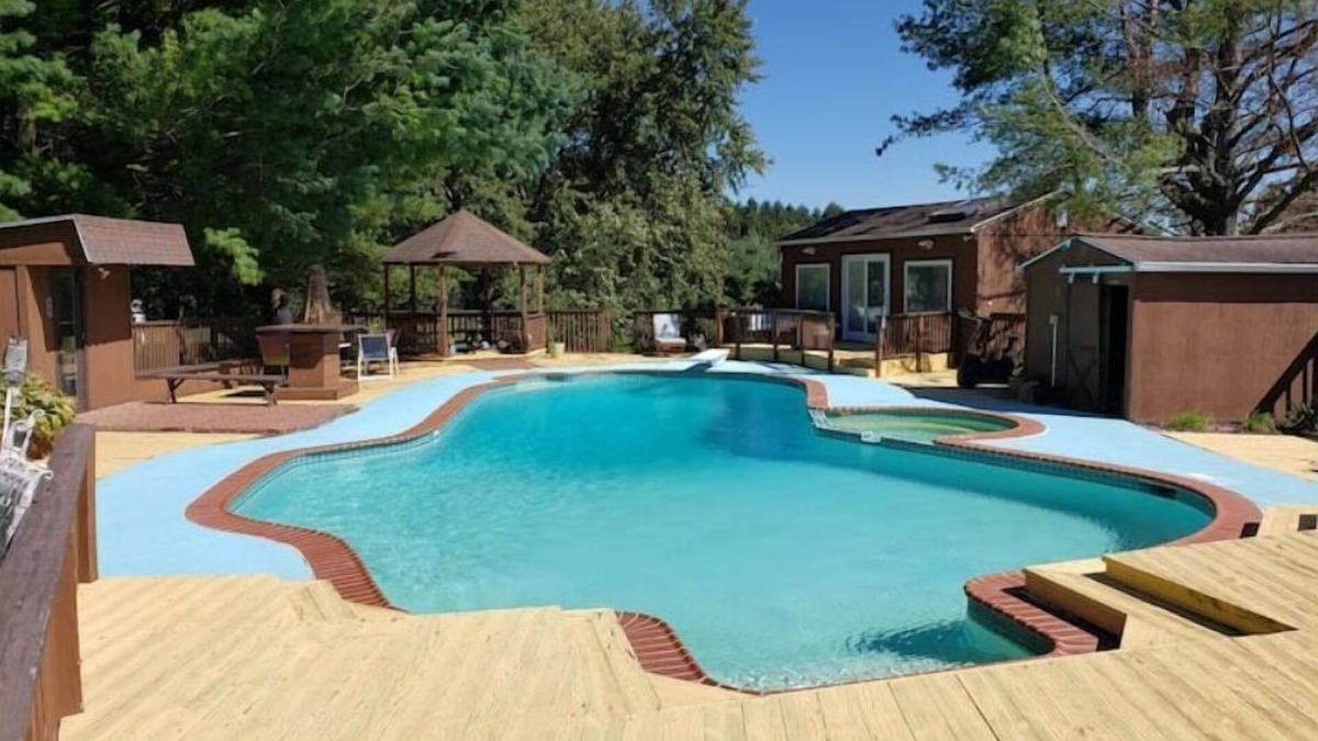 White Hall Apartment | Dragon In My Cabin By The Pool Jacuzzi and Sauna