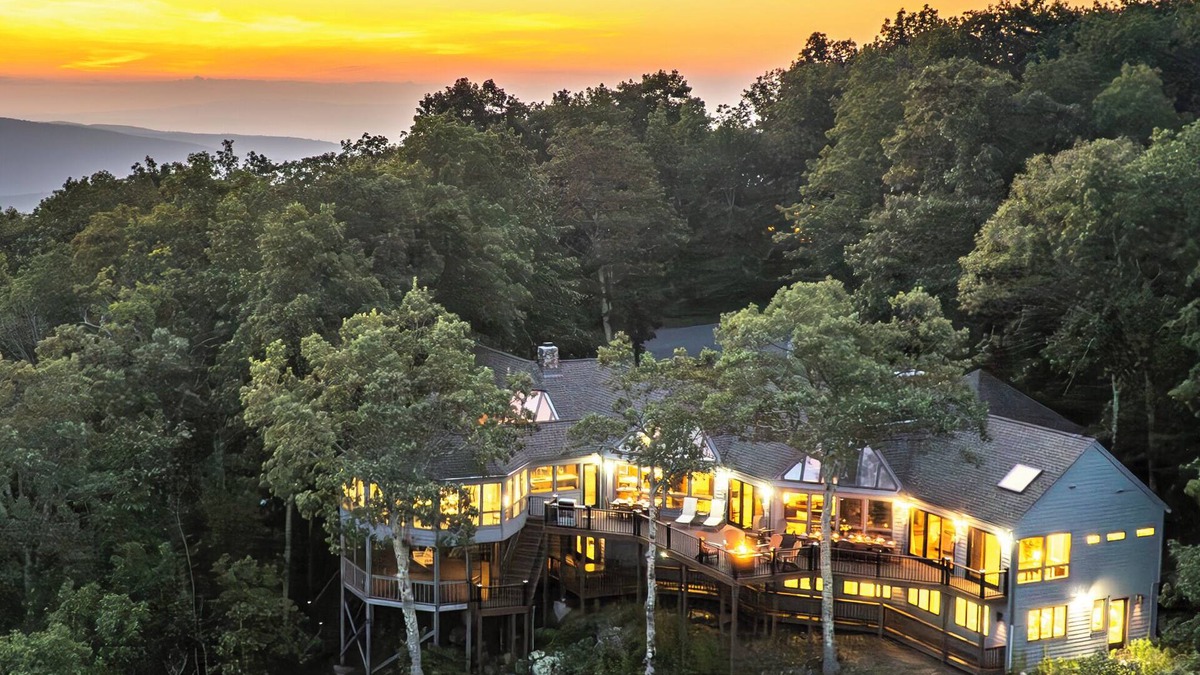Nellysford Ski Chalet | Dragon's Back, 9BR 10BA in Wintergreen
