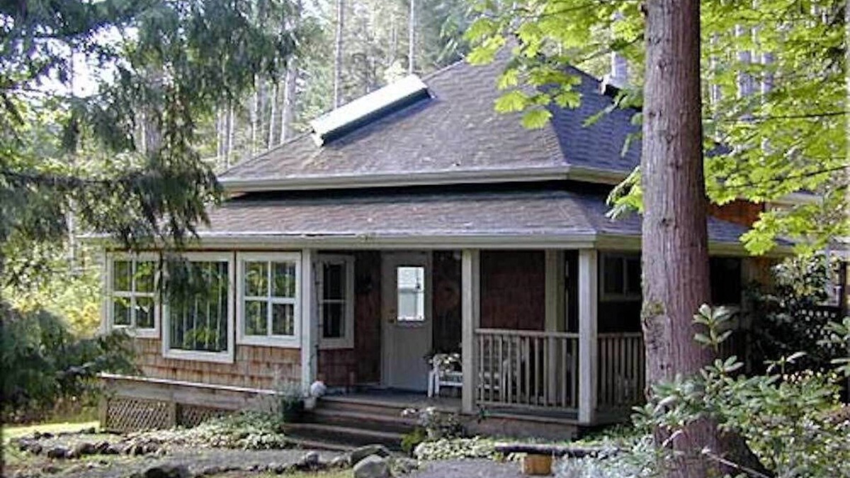 Sturdies Bay House | Dragonfly Cottage - 10 minute walk from ferry!