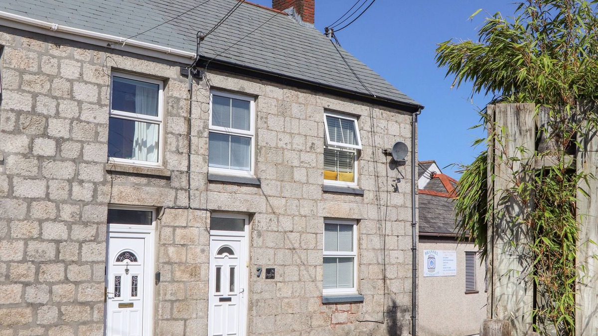 St. Stephen Cottage | DRAGONFLY COTTAGE, pet friendly, with a garden in St Stephen