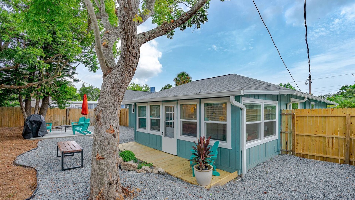 Holly Hill House | Dragonfly Landing: Close to Everything