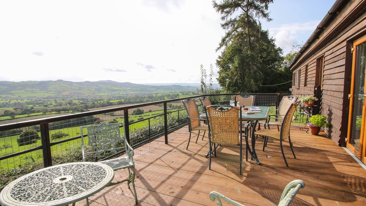 Halfway House Cottage | DRAGONFLY LODGE, pet friendly, with a garden in Minsterley