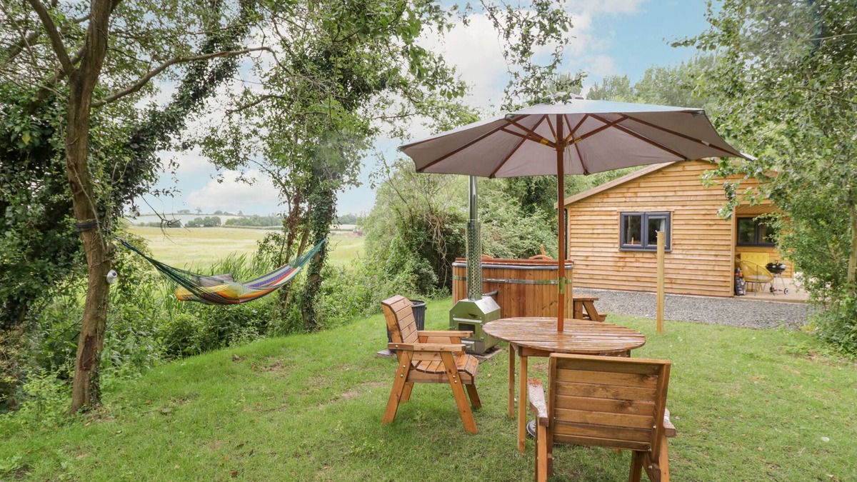 Frankton Cottage | DRAGONFLY, pet friendly, with hot tub in Dunchurch