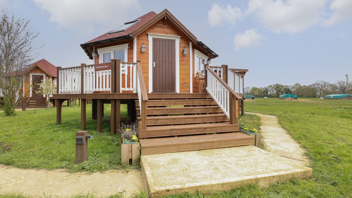 Pentney Cottage | DRAGONFLY RETREAT, romantic, with hot tub in Upper Marham