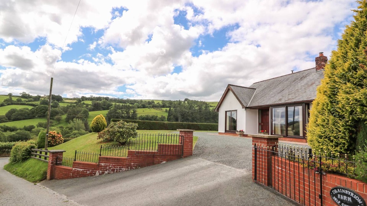 Llanidloes Cottage | DRAINBYRION FARM HOUSE, family friendly, with open fire in Llanidloes