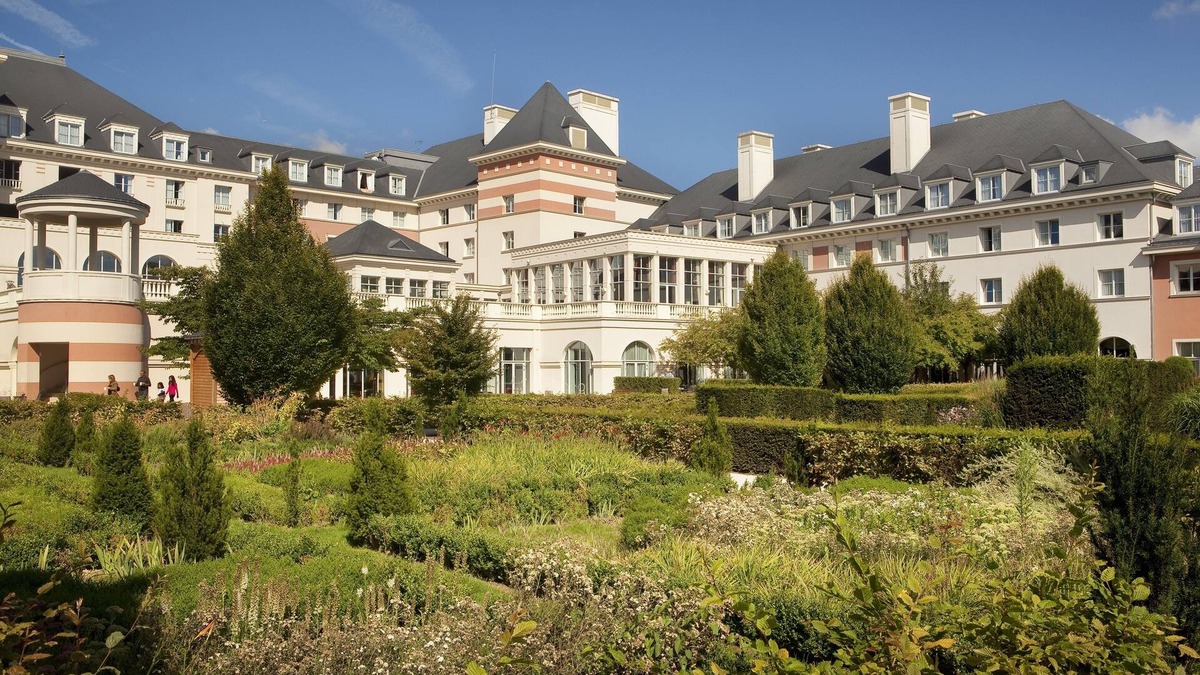 Magny-le-Hongre Hotel | Dream Castle Hotel
